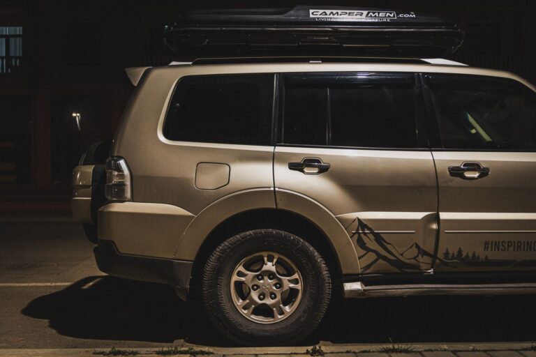 SUV z boksem dachowym zaparkowany nocą na ulicy w Baku