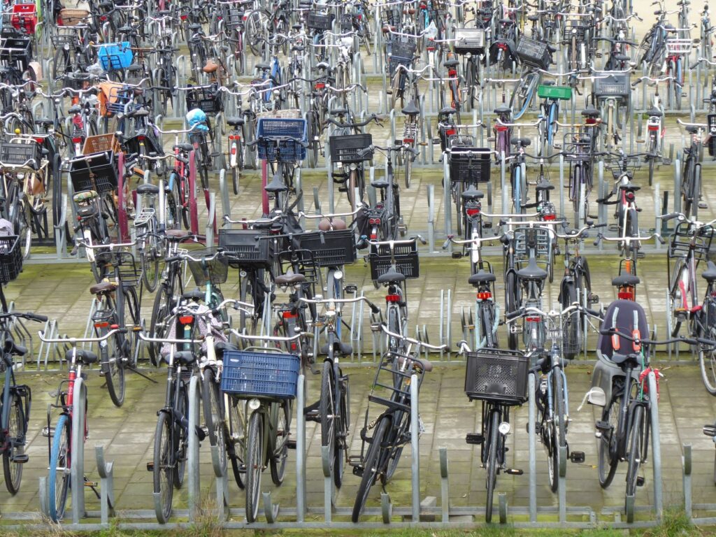Tłoczny parking rowerowy z licznymi zaparkowanymi rowerami
