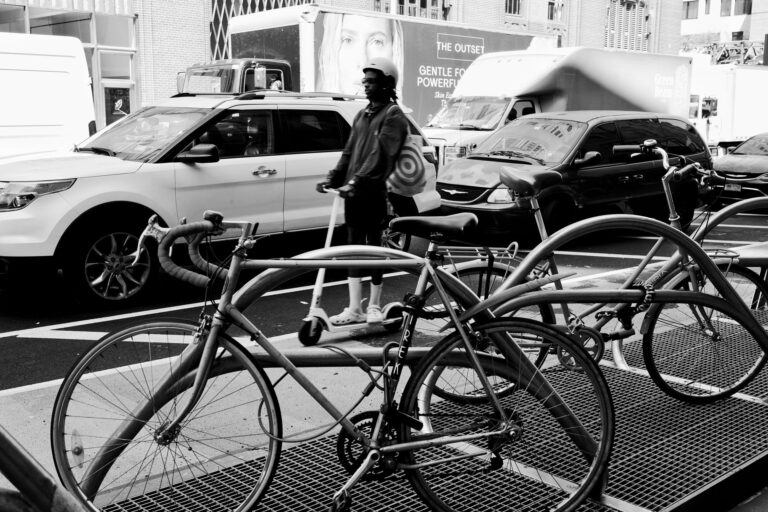 Trzecia tablica rejestracyjna na bagażnik rowerowy: jak załatwić ją przed wyjazdem z Warszawy